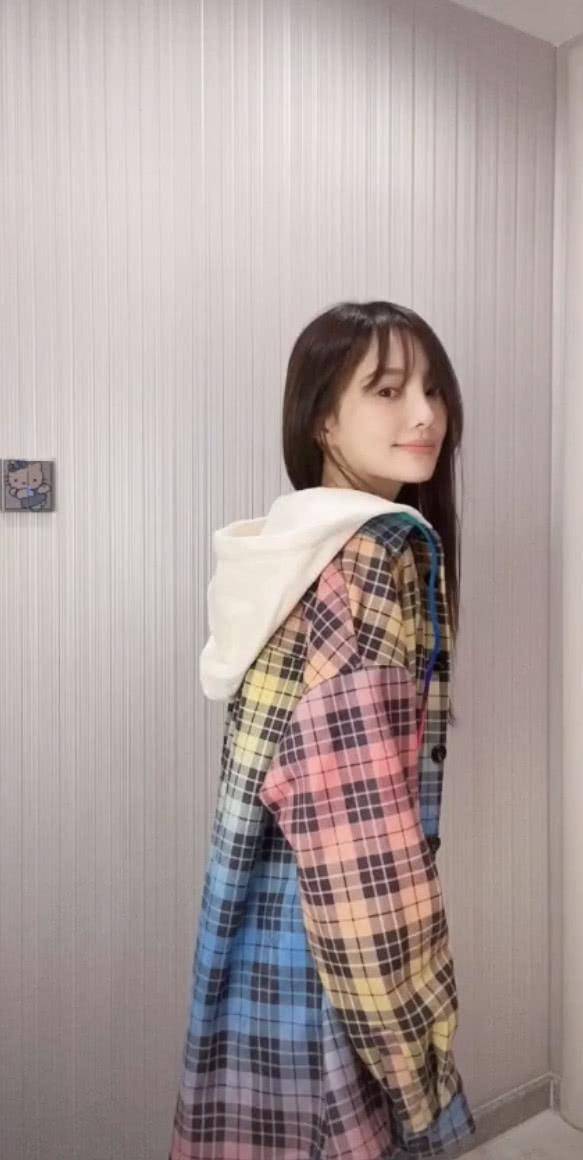 李小璐发动感视频,马甲线亮了,与粉丝互动分享瘦身经验_网友_时尚