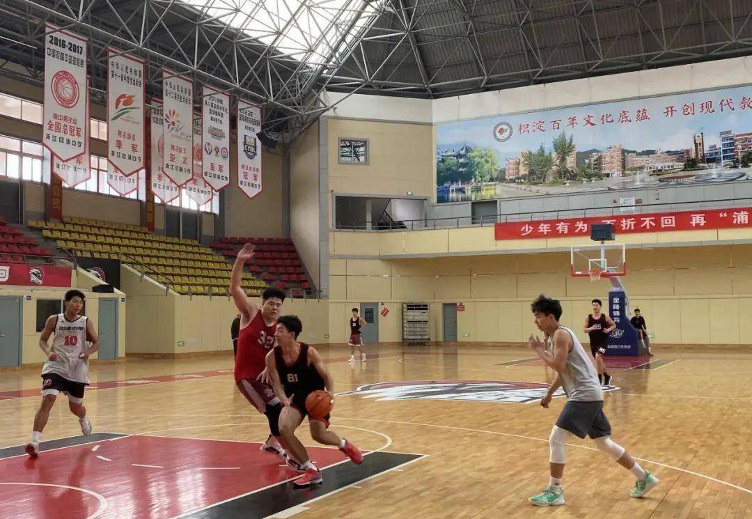 去年,回浦中学夺得我们高中篮球联赛
