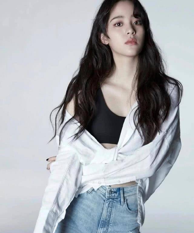 19岁欧阳娜娜碰上22岁关晓彤,同拍衣服策划,一个清冷一个少女_风格