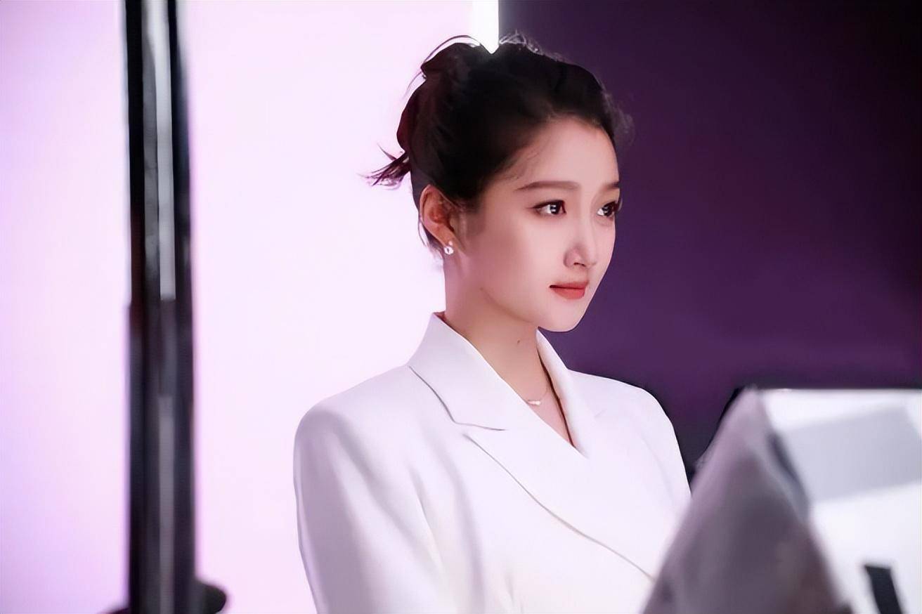 公认黑粉最多的6位明星,人设崩塌德不配位,个个都是自作自受_那英