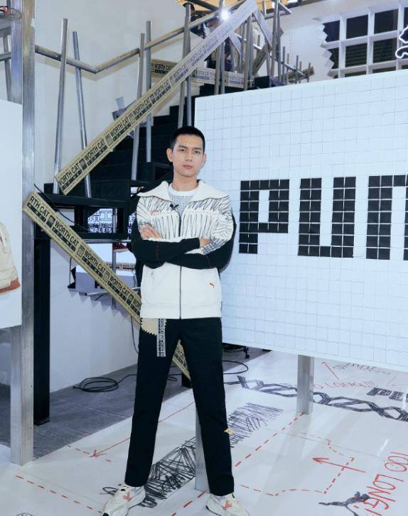 李现拍摄时尚大片,穿黑皮衬衣配西装裤,平头发型痞帅十足