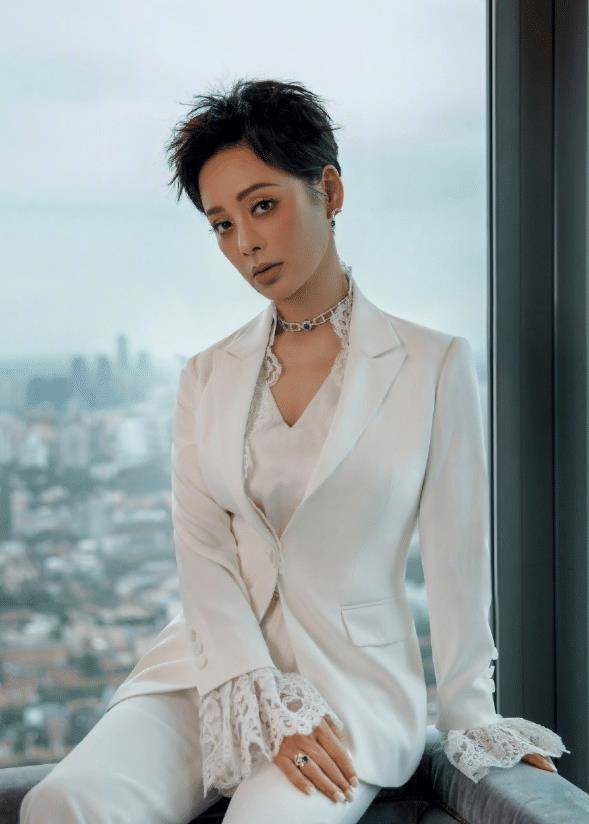 宁静虽说上了年纪颜值状态多少有了变化,不过她的身材曲线就保持的