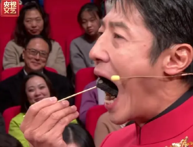 何炅撒贝宁"臭"味相投?央视元宵晚会上演"臭味"情深!