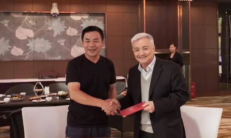 富豪身价7亿,却不好好搞生意,17年来收藏了400多套破旧老房子_秦同千