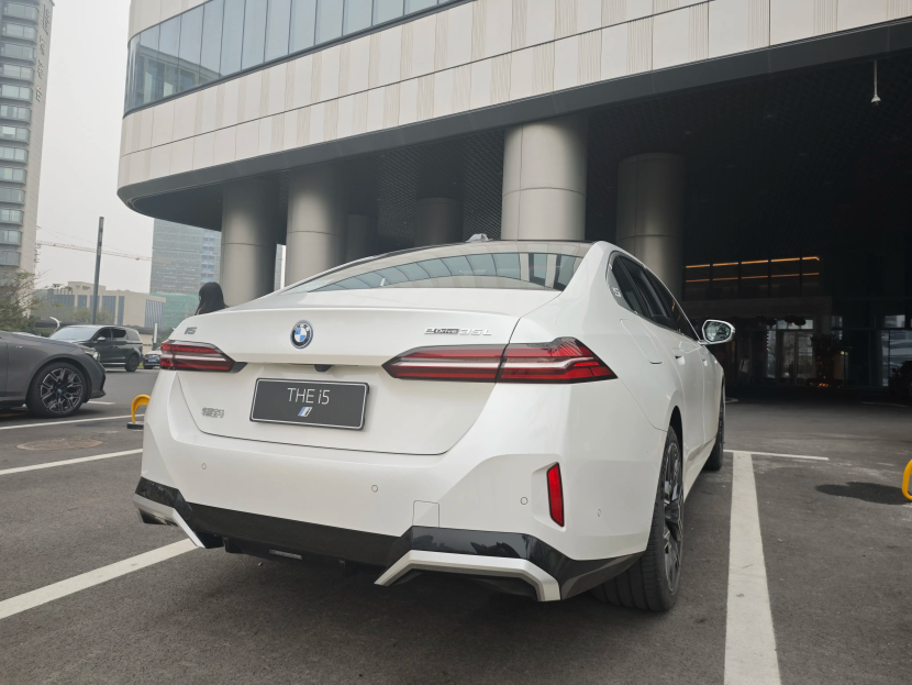 试驾全新宝马i5_搜狐汽车_搜狐网