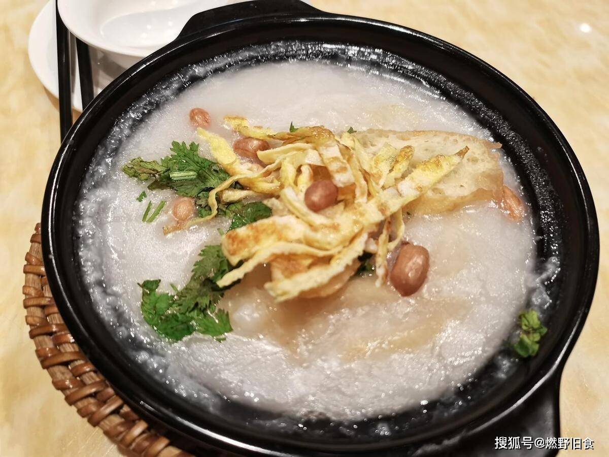 店艇仔粥以新鲜的河虾或鱼片配入熬烂的稀粥中,再加上各种配料如海蜇