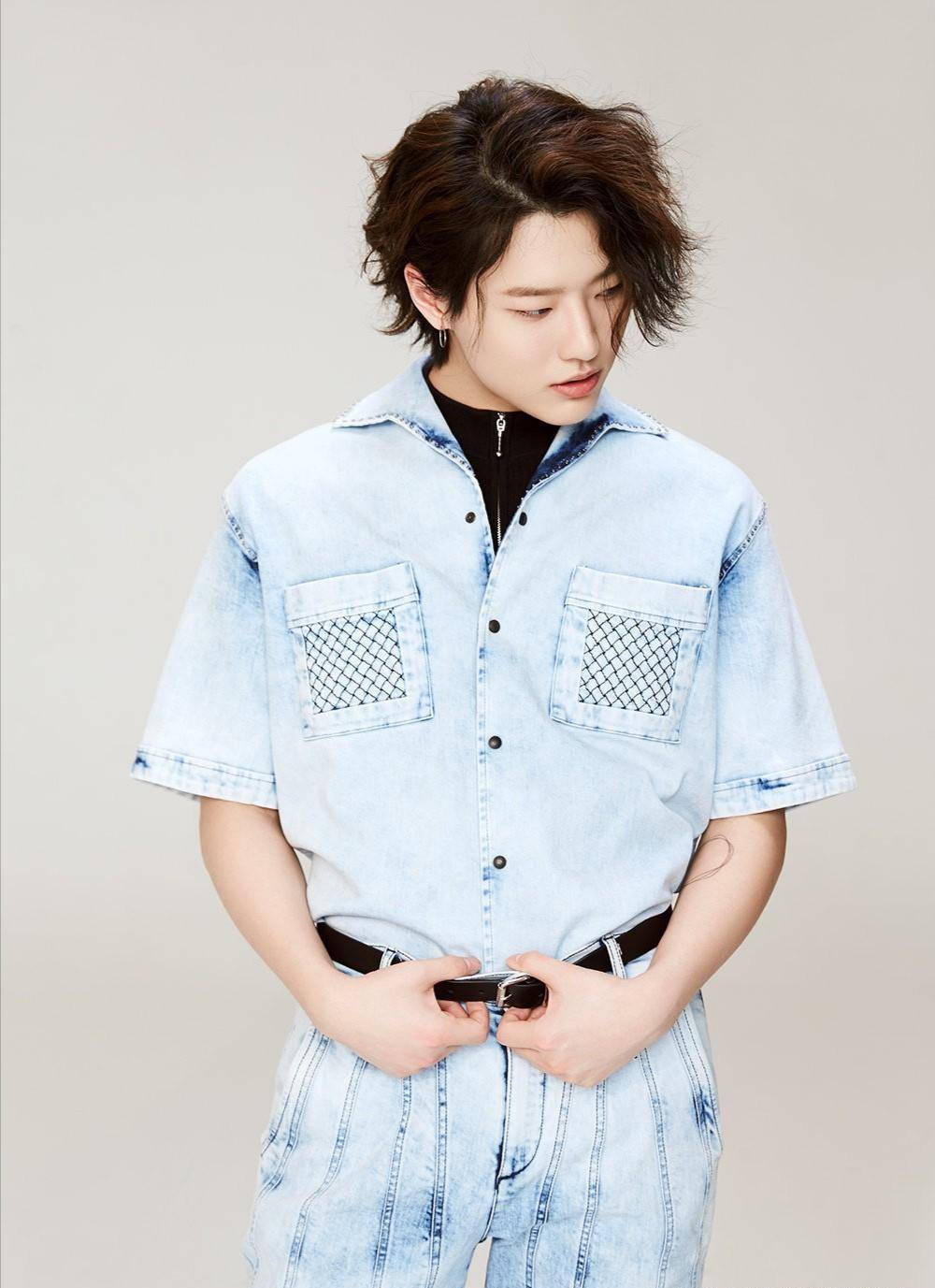 曹承衍参加《produce 404》以第五名的成绩成团出道组合队长周艺轩