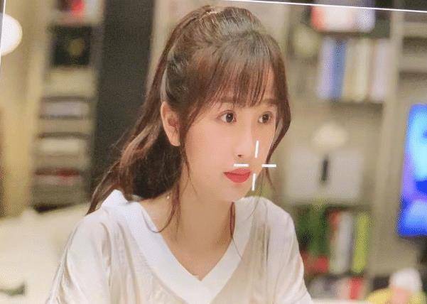 虞书欣晒自拍,光明正大"违反"宿舍规定,富家千金底气就是足_手机_时候