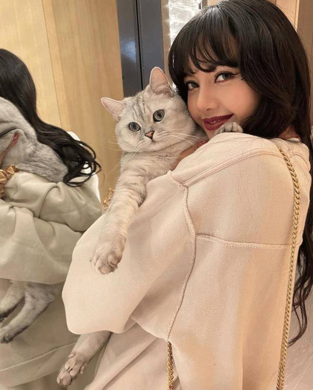 lisa终于接回长发!