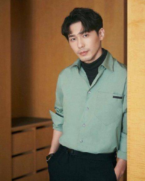 30岁白宇实力颜值兼具,躺浴缸凹造型,直女看了怎能不心动_衬衫_休闲