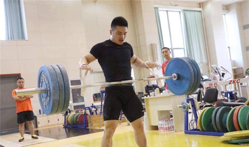 "举重天才"廖辉:4次打破世界纪录,奥运会前无故被换,愤怒退役_项目