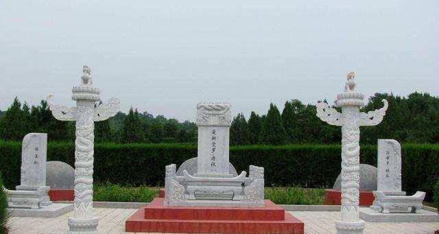 葬于"华龙陵园",后来溥仪墓的一侧修建了婉容的衣冠冢,另一侧是"祥