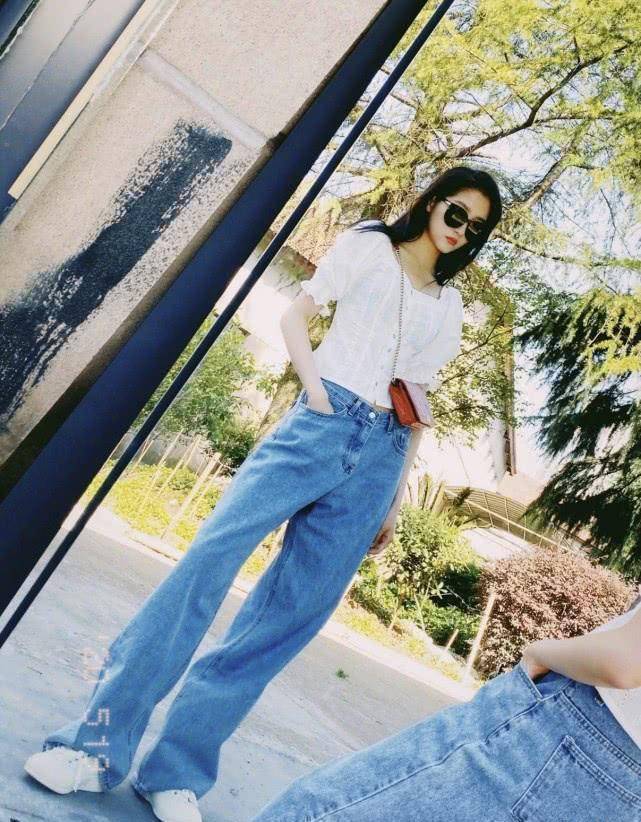 关晓彤秀108cm美腿,不知道的还以为开了长腿特效,果然是"腿精"_cm