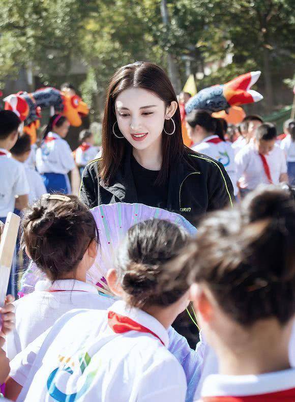 古力娜扎"电视跳舞照"被疯传,当她扭胯一瞬间,身后男嘉宾眼神亮了