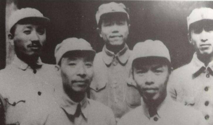 威震日伪的黑虎将军,抓住一敌军长却被训斥,用萝卜收服国军大将