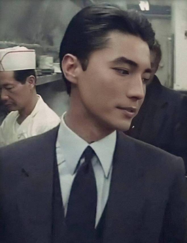 亚洲美男尊龙:无父无母无名无姓,68岁无妻无子,一生孤独_老婆婆_影片