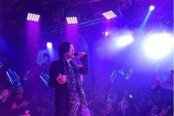 撞脸黄家驹,和陈小春是对手,遭郑伊健打压,年过50靠挣钱捞金_朱永棠