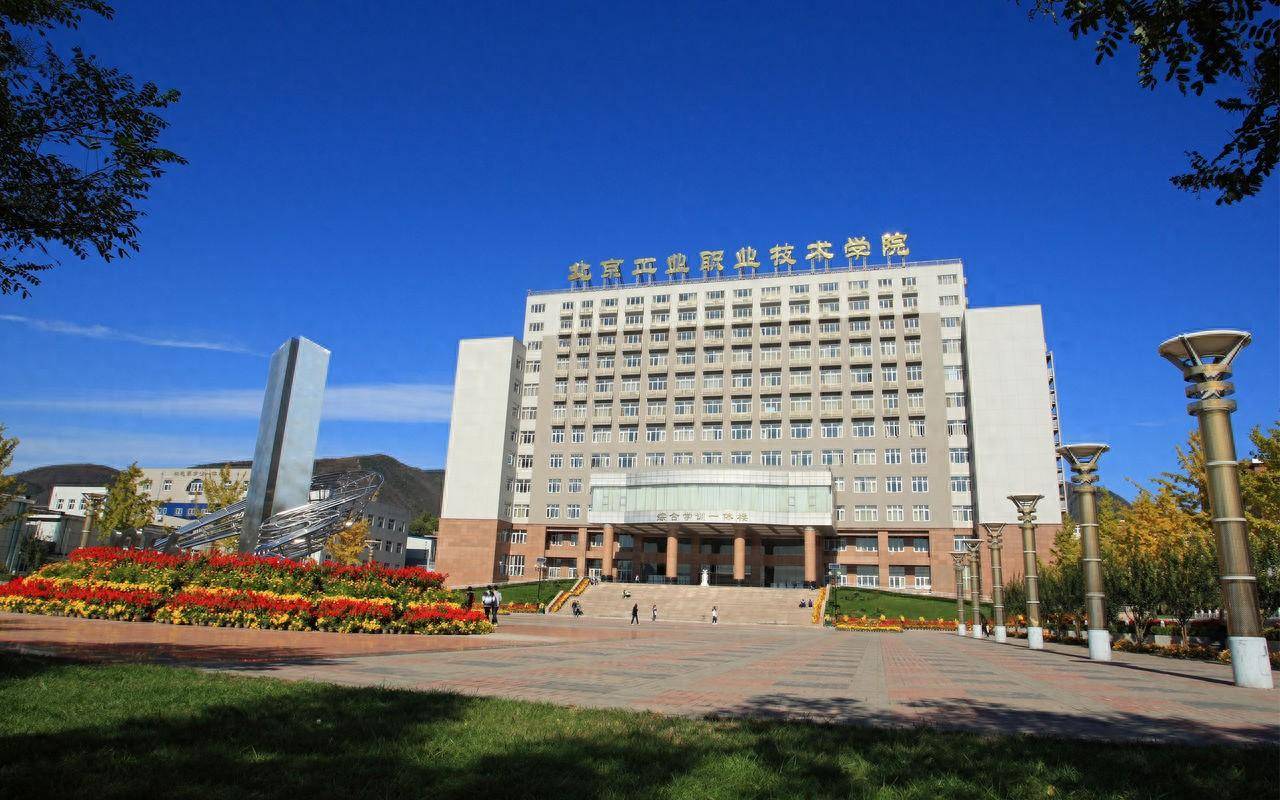 这些京校中,有很多曾经或者一直都是部属院校,比如北京邮电大学曾隶属