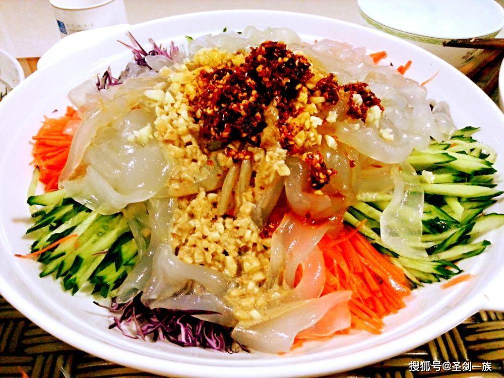 所需食材:拉皮,黄瓜,胡萝卜,鸡蛋,紫甘蓝,肉丝,蒜1,紫甘蓝洗净切丝