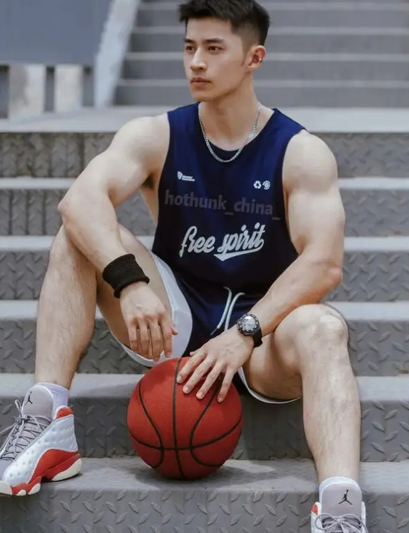 健身网红客串篮球场,俊朗颜值和流水手臂,不需进球引起全场欢呼_锻炼
