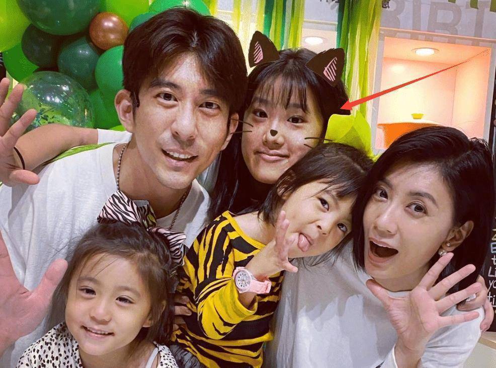 都说贾静雯两个小女儿长得美,梧桐妹近照曝光,她也终于颜值逆袭