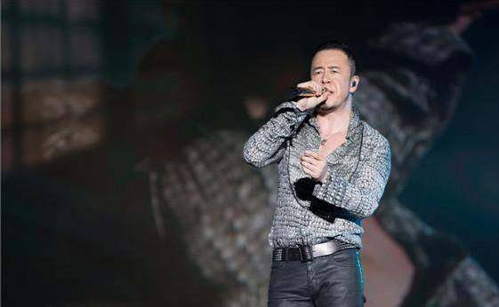 杨坤热度一直很高,而且本身杨坤的唱功也是非常厉害的,在年轻的时候