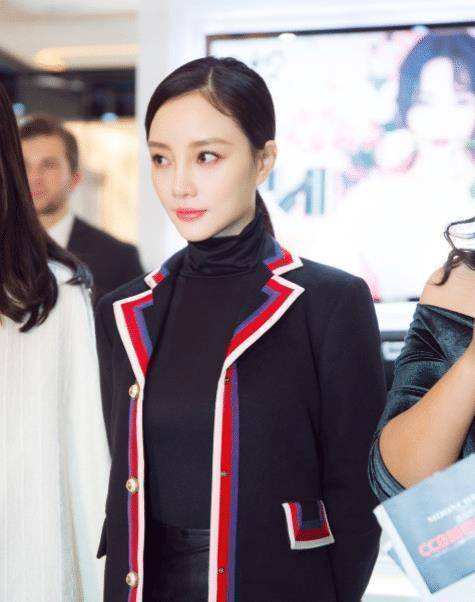 李小璐穿着黑色的短裙搭配上一件白色的短款外套,长发配上齐刘海依旧
