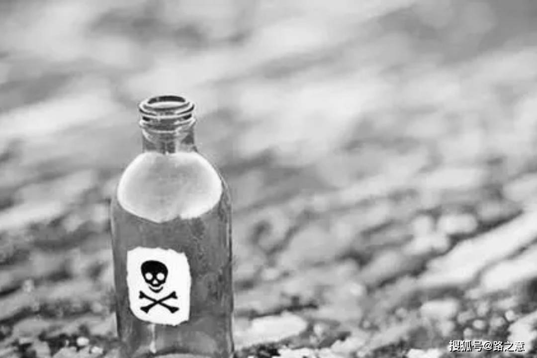 的摊档购买内含名叫"活神仙"的毒鼠药数千瓶,先是用棉签沾上毒鼠药,在