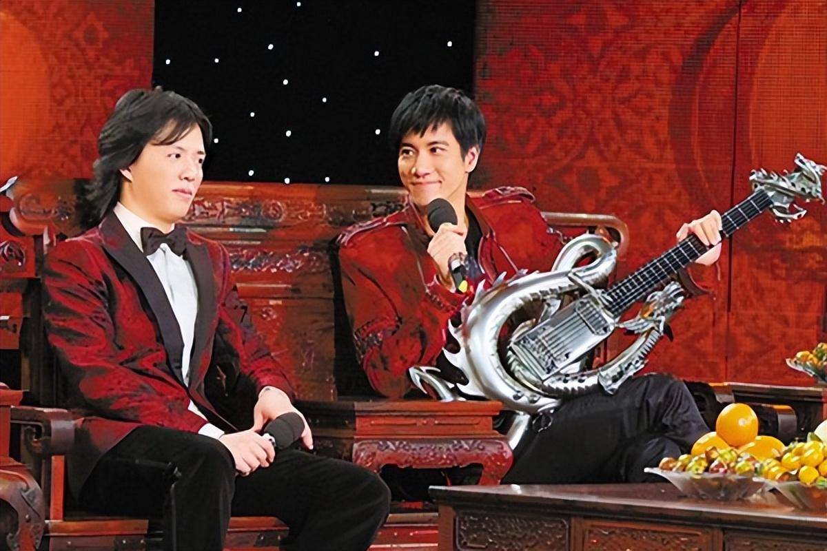 王力宏带父母去三亚旅游,一家人同框书卷气十足,早餐