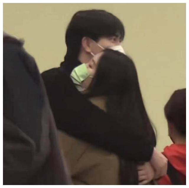 锤娜丽莎与李川搞笑秀恩爱,疑公布恋情!或已同居?_低调_爱情_官宣年