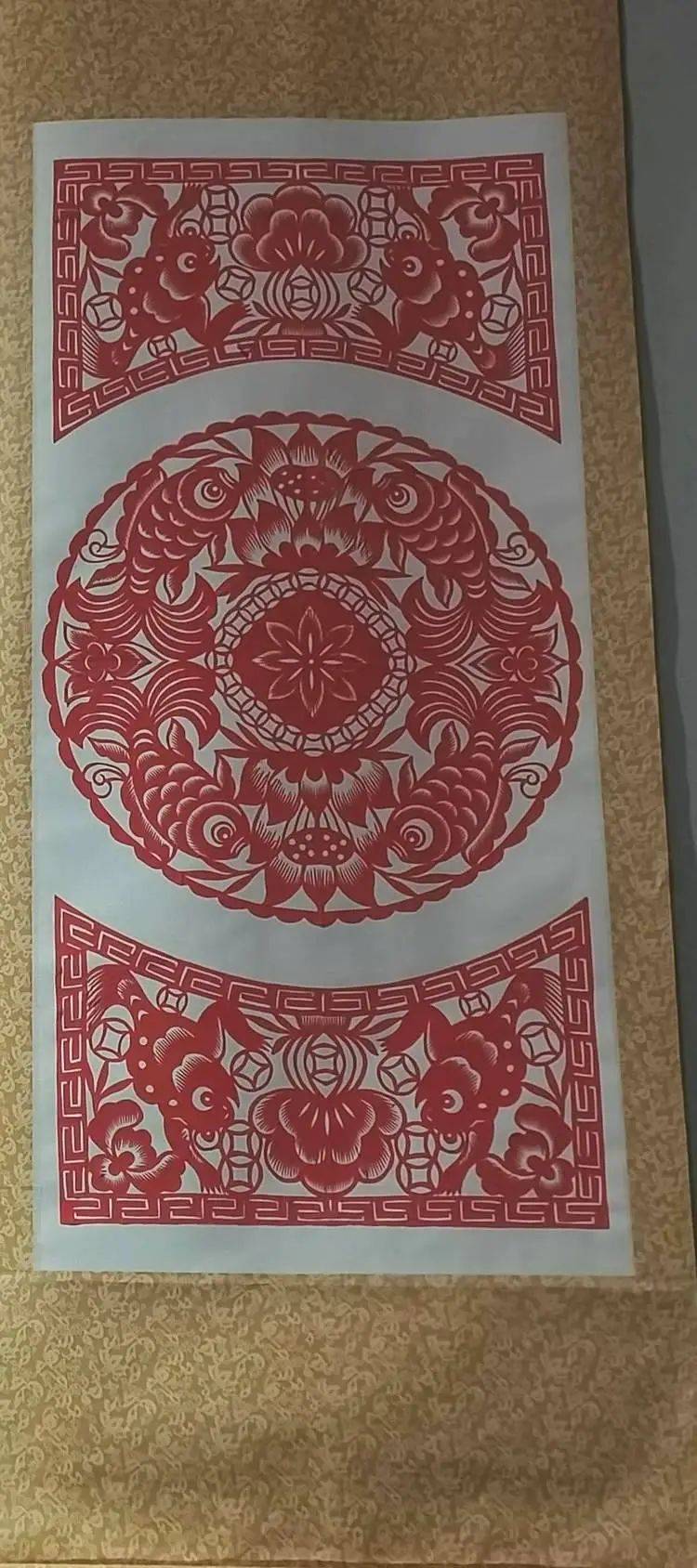 和鱼组成,寓意连年有余;下方,中部是一个白菜,白菜中又画着铜钱元素