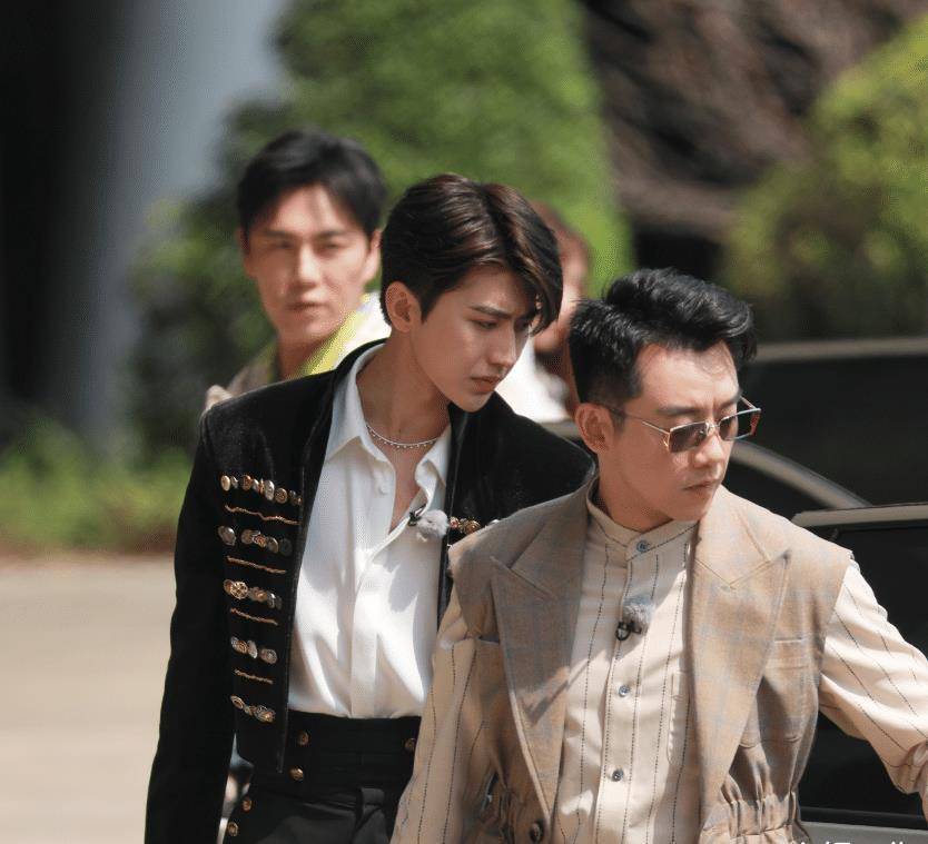 《跑男9》刚开拍,蔡徐坤就被拍到壁咚,但对象让粉丝们很心安_沙溢啦