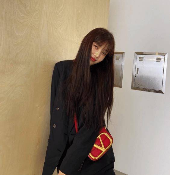 朴秀荣joy最新私服穿搭,甜美可爱不失气质,不愧是"果汁女孩"_黑色