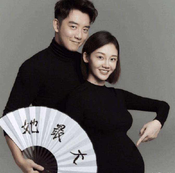 郑恺庆祝宝宝百天,与苗苗合力蹲地拍照,但有谁注意苗苗的状态?