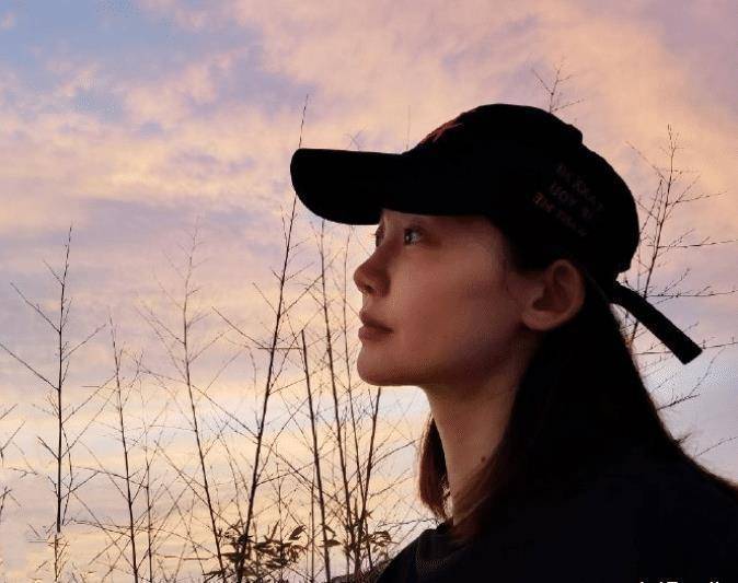 郑恺庆祝宝宝百天,与苗苗合力蹲地拍照,但有谁注意苗苗的状态?