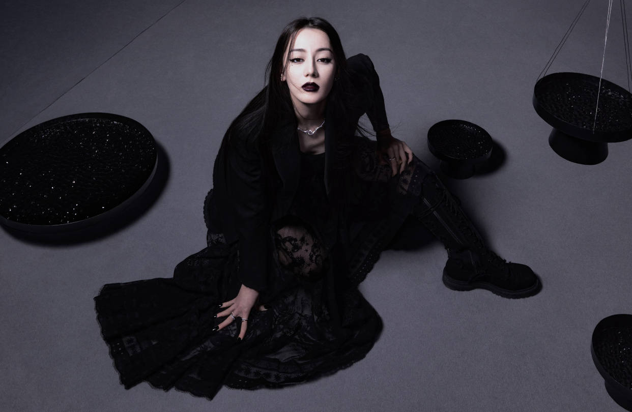 迪丽热巴暗黑骑士杂志封面,3套迪奥高定,黑唇魔女妆好霸气!