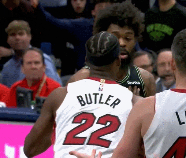 热火鹈鹕爆发大冲突!巴特勒被掐脖!替补席也有冲突!4名球员遭驱逐!