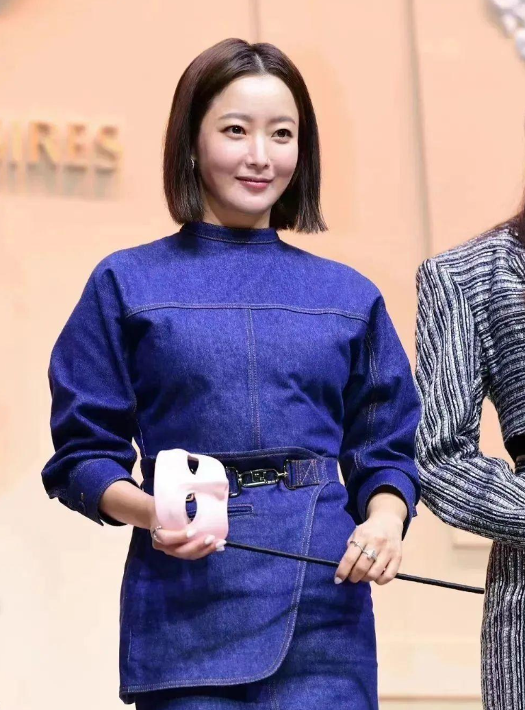 金喜善,宋慧乔剪了波波头减龄10岁,穿牛仔裙 长筒靴,40 依然美出新