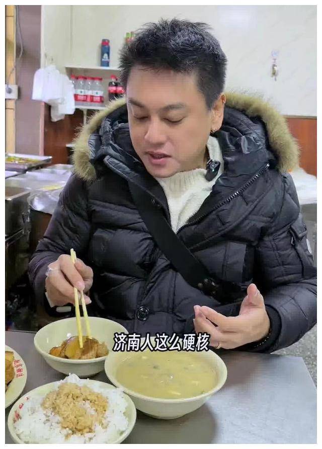 朱孝天现身济南美食街,尝遍把子肉和甜沫,惊艳全城!