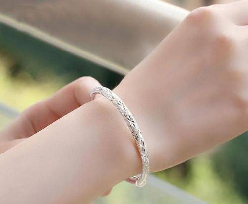 女性长期戴"银手镯",身体最后会怎样?多数人还不了解_右手_首饰_款式