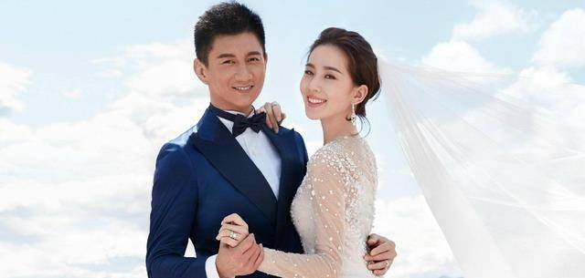 吴奇隆一家三口罕合体逛街,刘诗诗穿着朴素,老公抱娃乖巧等待_儿子