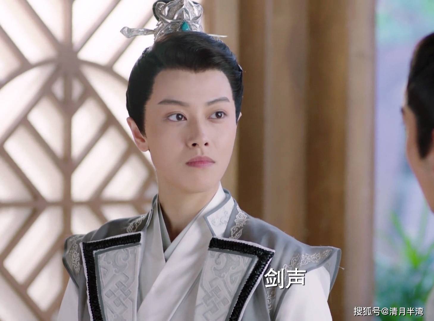 2019年的《小女花不弃》,邢恩饰演出生于京城四大家族之一莫府的莫若