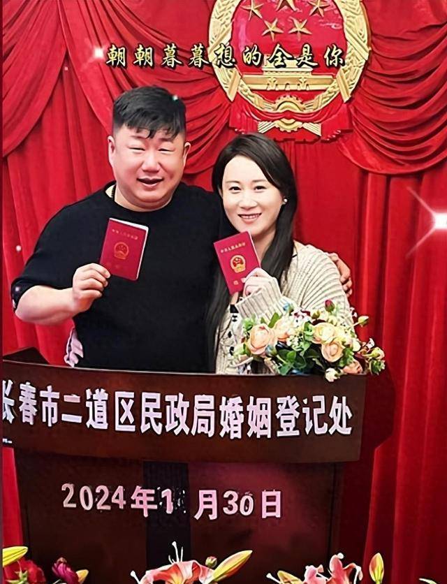 乡村爱情徐会计晒结婚照,又哭又笑乐开花,新娘大长腿小自己8岁_网友