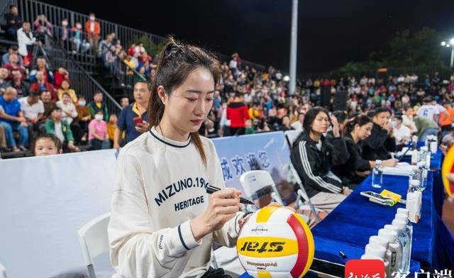 学海南话 耍板凳排球 中国女排前运动员王辰玥亮相"村va"迎春赛_文昌
