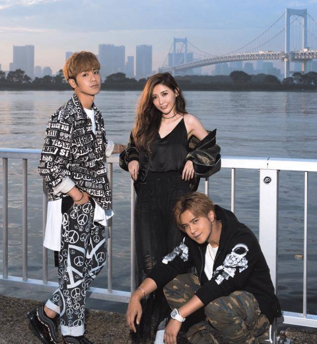 恺乐和罗志祥的合照也不是一般的多了,这一次的恺乐又再一次的穿了