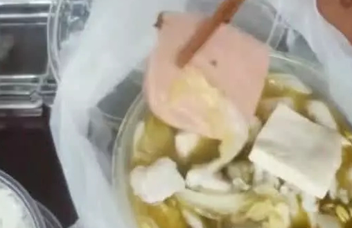 点了一份28元的酸菜鱼外卖,满怀期待打开,实物却让人想哭!