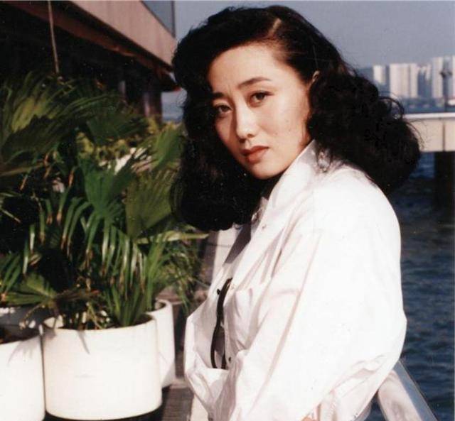 62岁利智近照曝光,外貌变化大引发热议,网友直言别拿赵雅芝比较