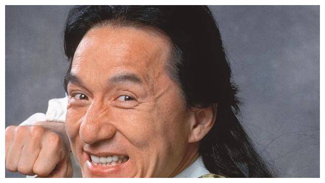 成龙登楼梯,引发万千情感,大家纷纷感慨._动作_观众_表演