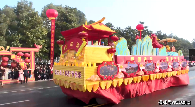 龙腾春望"的主题;紫金街道的花车接踵而来,它的设计思路来源于武则天