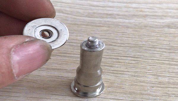 干燥且无油污可以使用清洁剂或酒精将表面彻底擦拭干净,以确保胶水